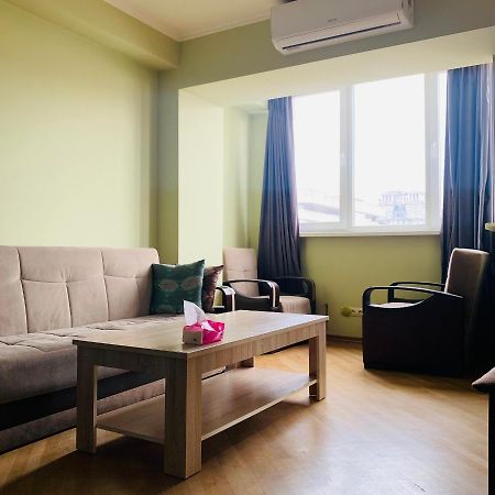 Cozy Apartment Near Republic Square Yerevan Exterior photo