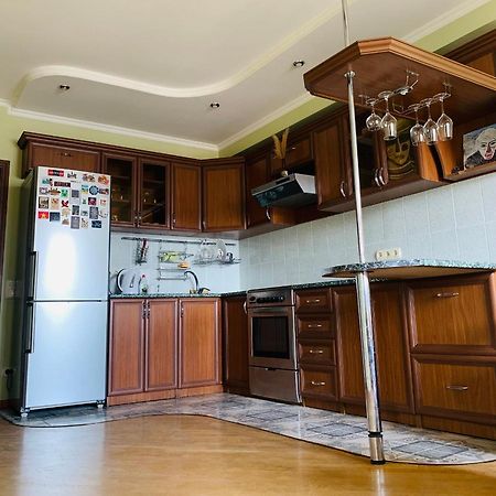 Cozy Apartment Near Republic Square Yerevan Exterior photo