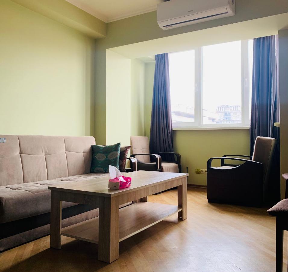 Cozy Apartment Near Republic Square Yerevan Exterior photo